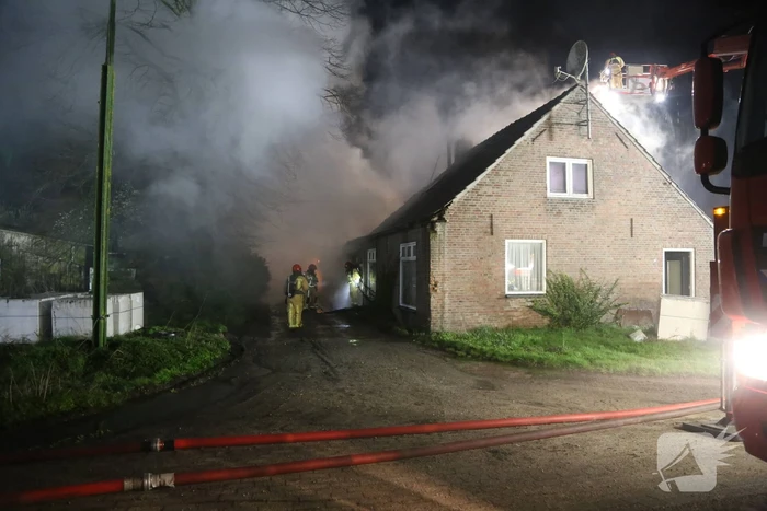 Uitslaande brand bij voormalig woonboerderij