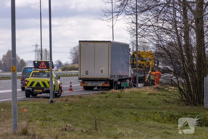 Voertuig geborgen na botsing met vrachtwagen