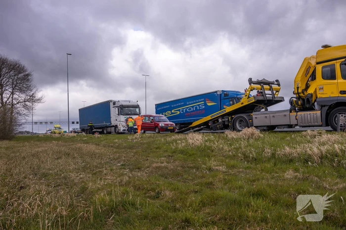 Voertuig geborgen na botsing met vrachtwagen