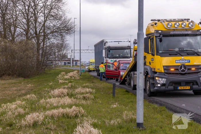 Voertuig geborgen na botsing met vrachtwagen