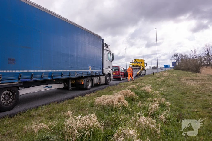 Voertuig geborgen na botsing met vrachtwagen