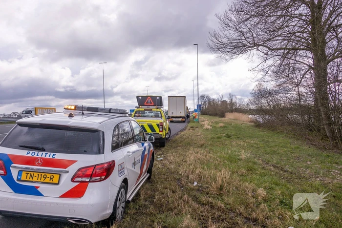 Voertuig geborgen na botsing met vrachtwagen
