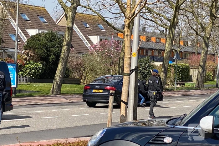 Arrestatieteam houdt twee personen aan voor Winkelcentrum Bloemendaal