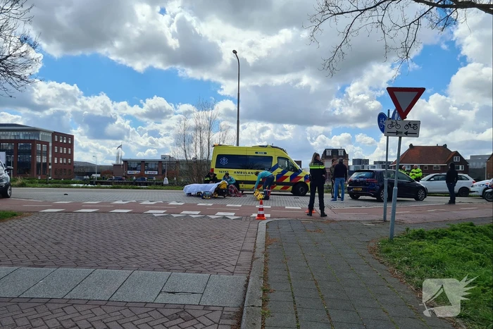 Scooterrijdster gewond bij botsing met auto