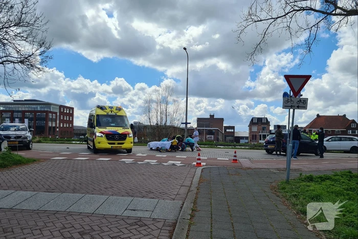 Scooterrijdster gewond bij botsing met auto