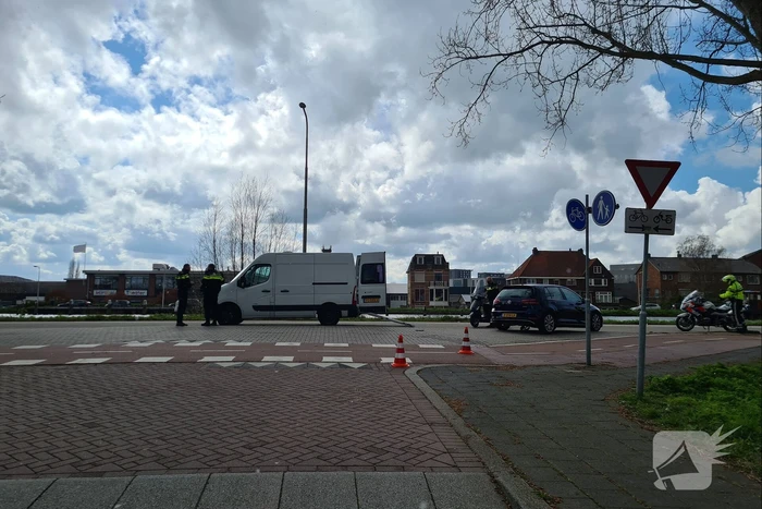 Scooterrijdster gewond bij botsing met auto