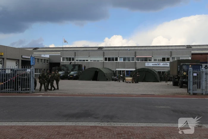 Defensie oefent op voormalige aanhangwagenfabriek Jumbo