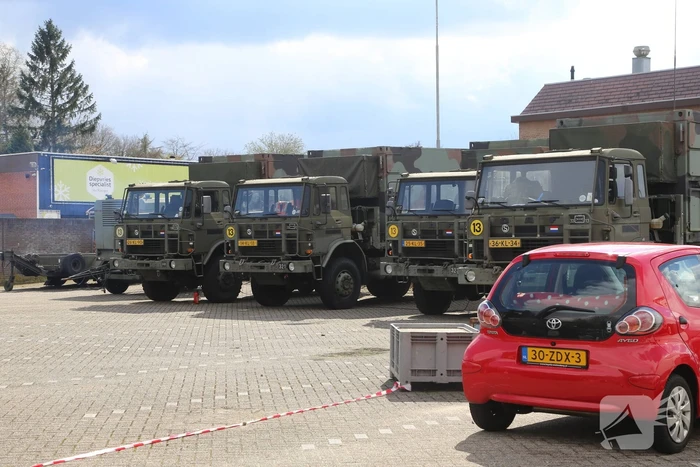 Defensie oefent op voormalige aanhangwagenfabriek Jumbo