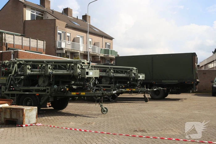 Defensie oefent op voormalige aanhangwagenfabriek Jumbo