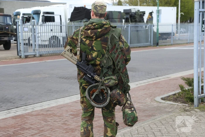 Defensie oefent op voormalige aanhangwagenfabriek Jumbo