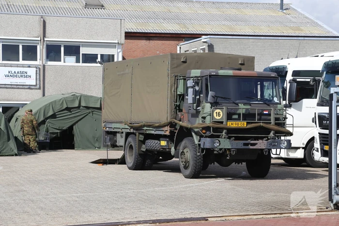 Defensie oefent op voormalige aanhangwagenfabriek Jumbo