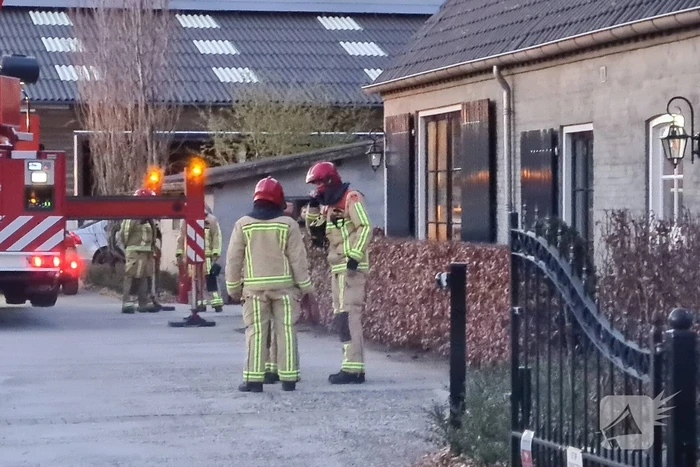 Brandweer veegt schoorsteen na schoorsteenbrand
