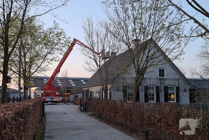 Brandweer veegt schoorsteen na schoorsteenbrand