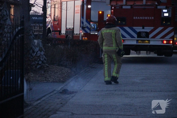 Brandweer veegt schoorsteen na schoorsteenbrand