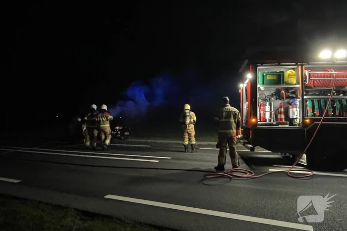 Brandweer blust brandende personenauto