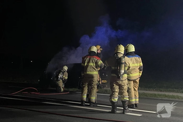 Brandweer blust brandende personenauto