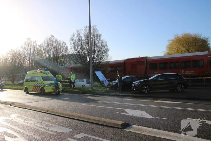 Auto komt tot stilstand tegen reclamebord