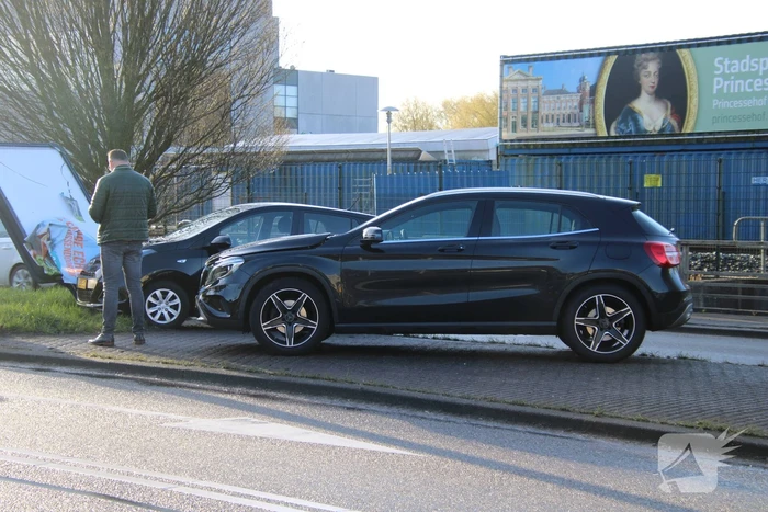 Auto komt tot stilstand tegen reclamebord