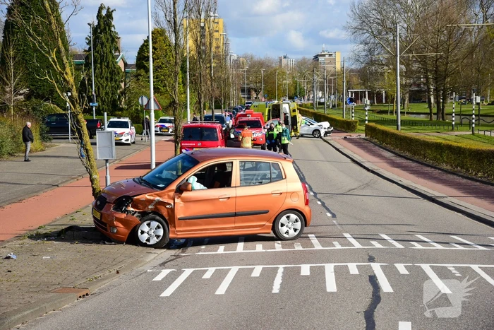Flinke schade bij botsing met twee auto's