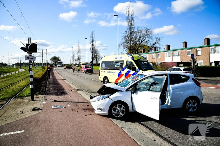 Flinke schade bij botsing met twee auto's