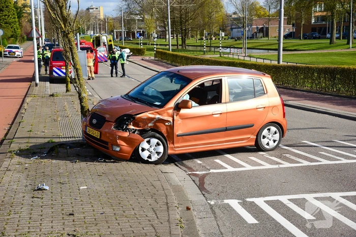 Flinke schade bij botsing met twee auto's