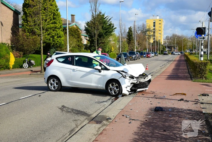 Flinke schade bij botsing met twee auto's