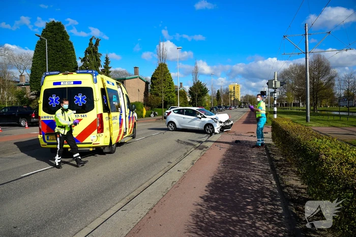 Flinke schade bij botsing met twee auto's