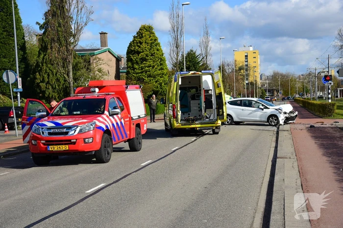 Flinke schade bij botsing met twee auto's