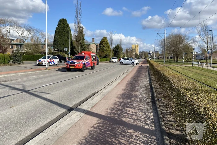 Flinke schade bij botsing met twee auto's