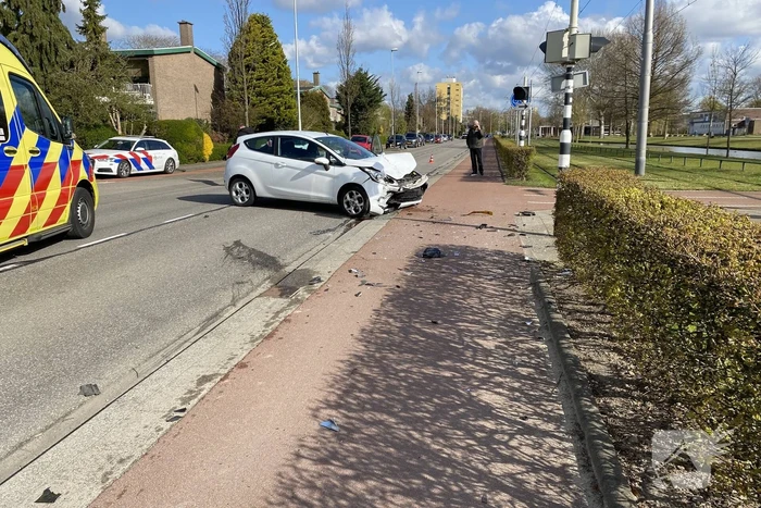 Flinke schade bij botsing met twee auto's