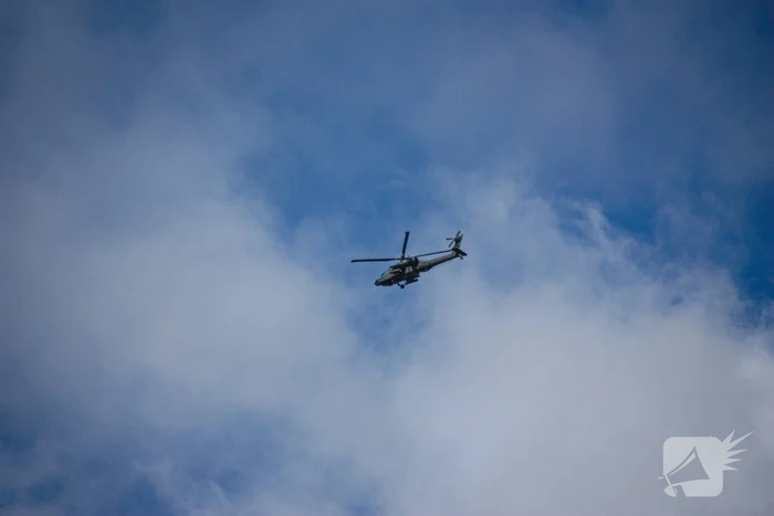 Apache-gevechtshelikopters oefenen boven Soesterkwartier