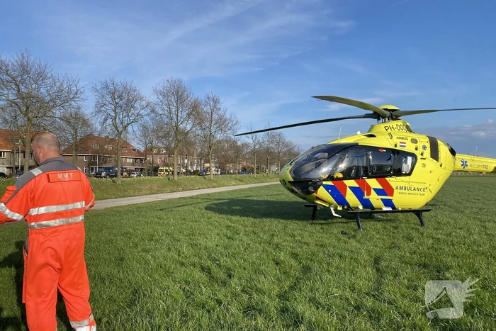 Traumahelikopter landt voor gewonde paardrijdster
