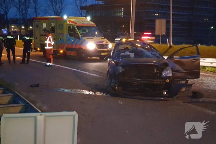 Auto vliegt over de kop