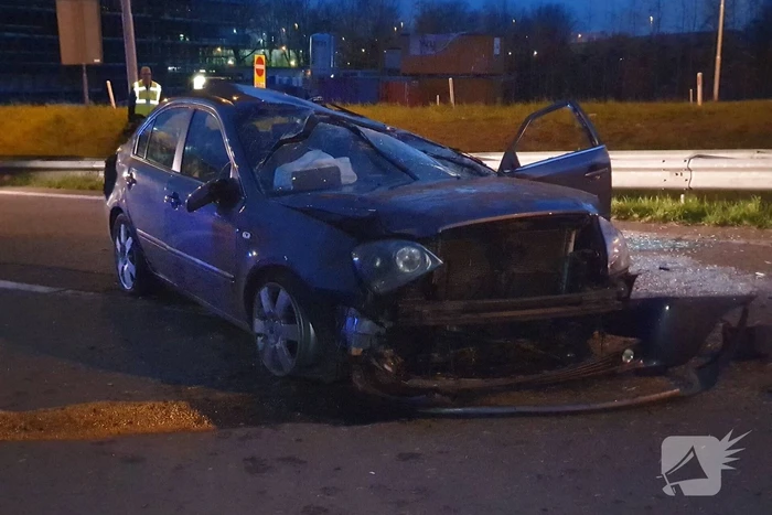 Auto vliegt over de kop