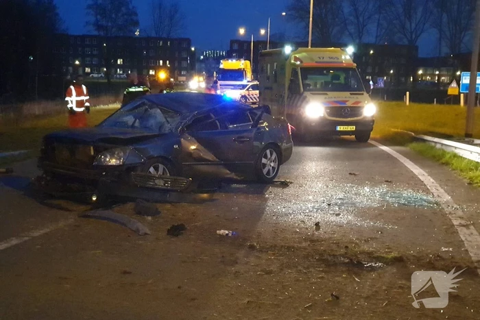 Auto vliegt over de kop