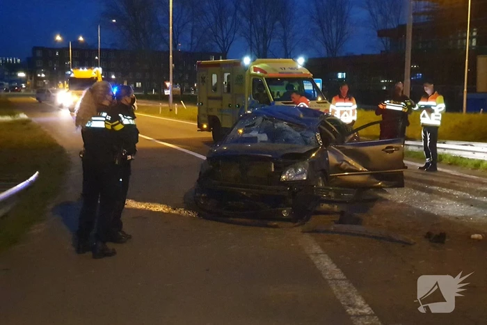 Auto vliegt over de kop