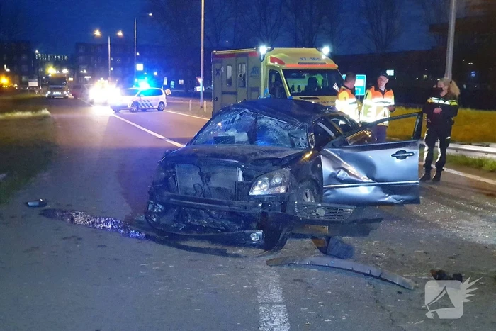 Auto vliegt over de kop