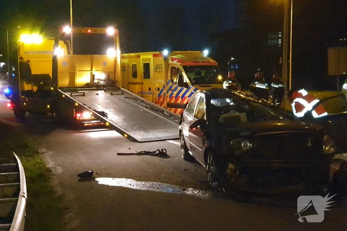 Auto vliegt over de kop
