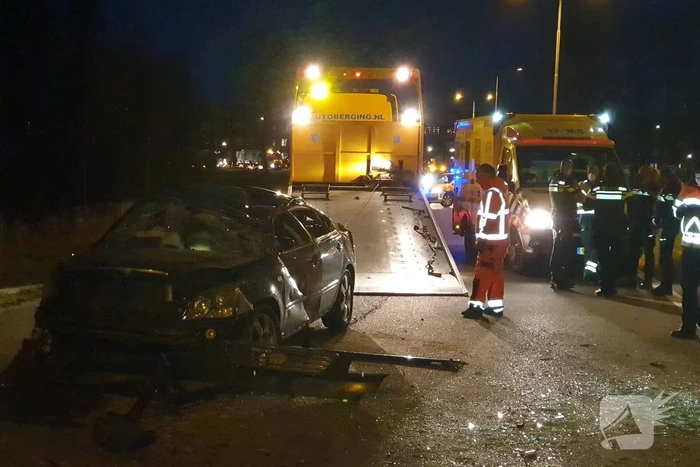Auto vliegt over de kop