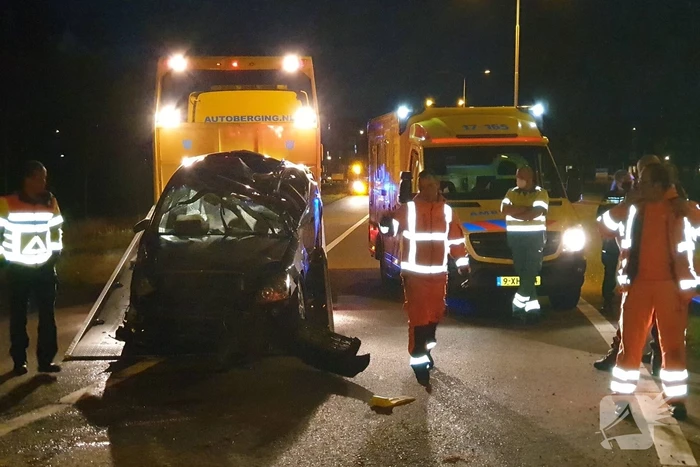 Auto vliegt over de kop