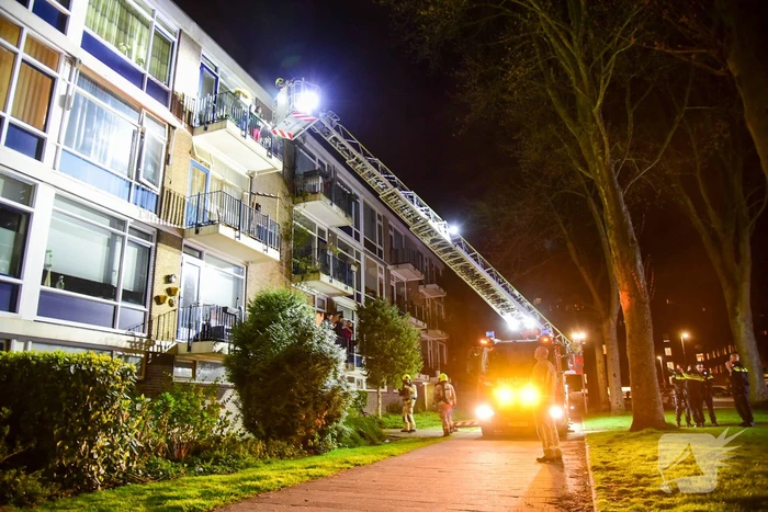 Twee personen gered van balkon door brand
