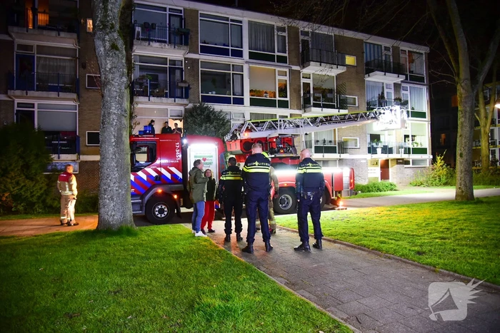 Twee personen gered van balkon door brand