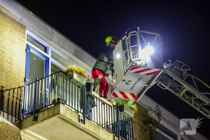 Twee personen gered van balkon door brand