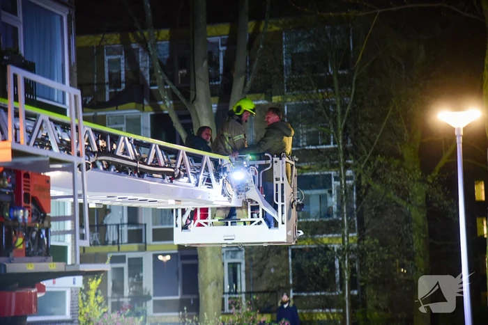 Twee personen gered van balkon door brand