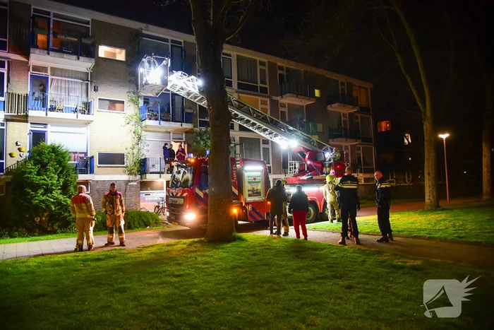 Twee personen gered van balkon door brand