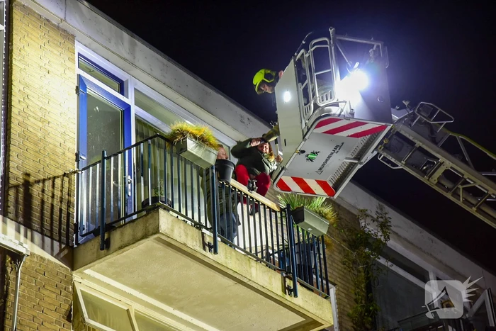 Twee personen gered van balkon door brand