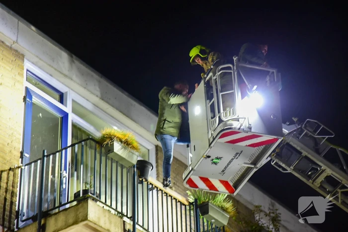 Twee personen gered van balkon door brand