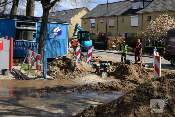 Waterleiding opengebarsten bij werkzaamheden