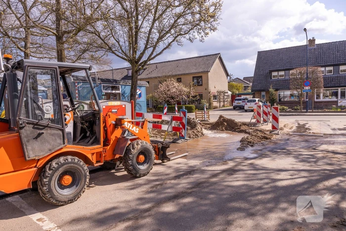 Waterleiding opengebarsten bij werkzaamheden