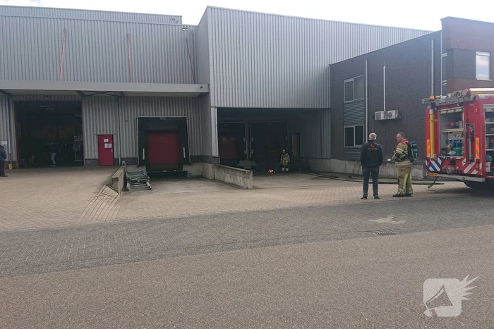 Bedrijfspand ontruimd door brand in laaddock